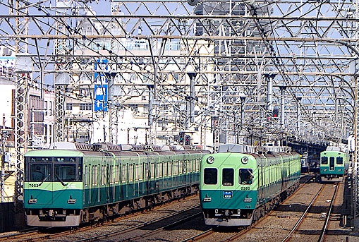 2010.12.12 京阪本線　土居　旧塗色3並び1.JPG