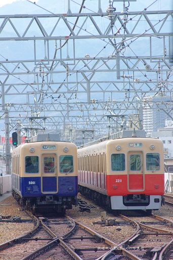 2011.4.3 阪神本線　甲子園　赤胴と青胴の並び1.JPG