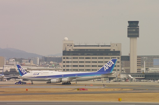 2014.1.12 伊丹空港　格納庫からタラップへ移動2.JPG