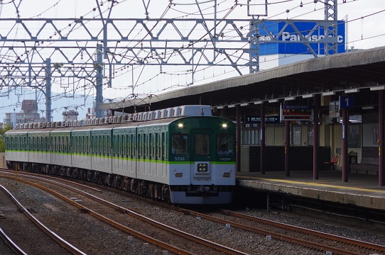 2019.10.6 京阪本線　西三荘　5000系1.JPG