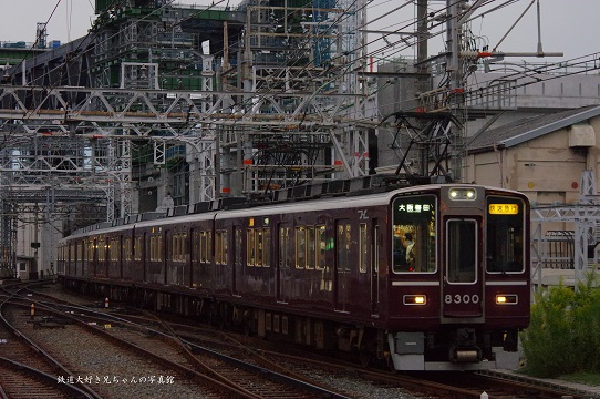 2020.10.16 阪急京都線　淡路　8300F1.JPG